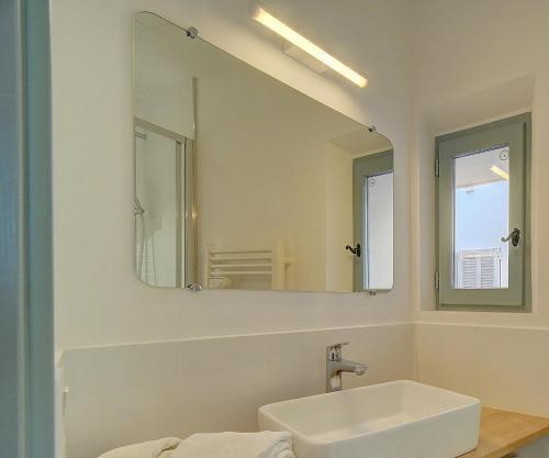 une salle de bain blanche avec un lavabo et un miroir dans l'établissement EXCEPTIONNEL 3 PIECES AVEC TERRASSE VUE SUR VIEUX PORT CENTRE VILLE l! A2B195, à Cannes