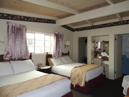 - une chambre avec 2 lits et une fenêtre dans l'établissement Sundown Inn of Morro Bay, à Morro Bay
