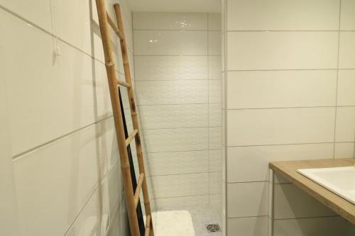 La salle de bains est pourvue d'une douche avec une échelle. dans l'établissement LUMINEUX 3 PIECES RENOVE FACE AU PORT l! A2B218, à Cannes