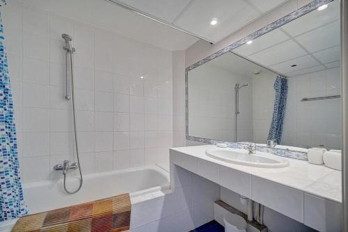 une salle de bain blanche avec un lavabo et un miroir dans l'établissement MODERNE 3 PIECES CANNES CENTRE AVEC BALCON l! A2B67, à Cannes