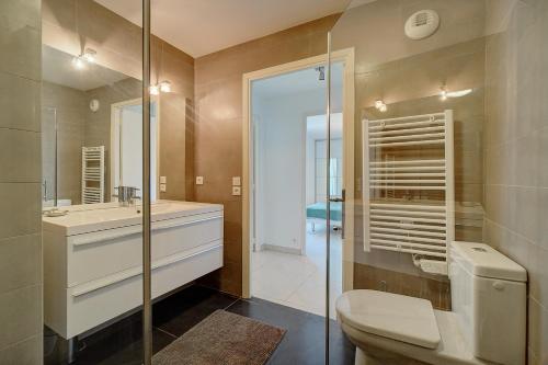 une salle de bain avec toilettes, lavabo et douche dans l'établissement 2 PIECES MODERNE AVEC TERRASSE ET PARKING A 3MN DES PLAGES !l- A1B230, à Cannes