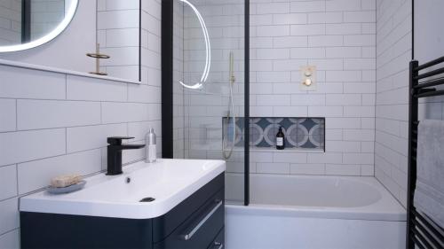 Et badeværelse på Morien - 2 Bedroom Apartment - Saundersfoot