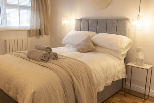 En eller flere senge i et værelse på Morien - 2 Bedroom Apartment - Saundersfoot