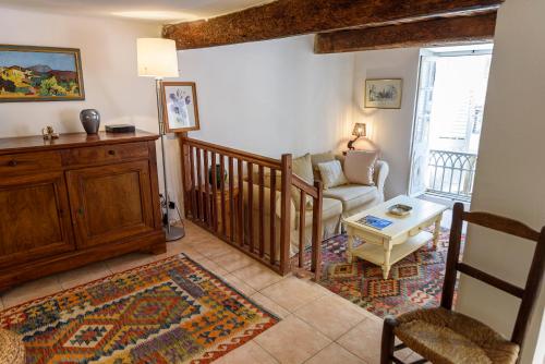 een woonkamer met een bank en een tafel bij La petite Provence in Bormes-les-Mimosas