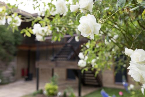 a bunch of white flowers in front of a building at Duke Of Marlborough in Woodstock