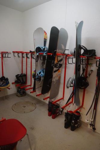 Un tas de snowboards sont suspendus sur un mur dans l'établissement Lovely 1-bedroom apartment in the heart of Davos, à Davos