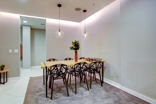 a dining room with a table and chairs at Roomo Vila Mariana Ejoy in São Paulo