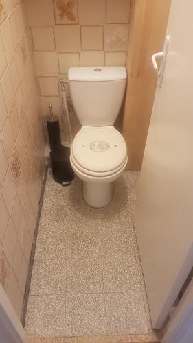 a bathroom with a white toilet in a room at NEW CHEAP PRIVATE ROOM, KITCHEN , OVERWIEUW sea,TRAM on spot, 12 minutes from nice train station with tram , beach in 17 min tram , CHAMBRE PRIVÉE pas cher, cuisine équipée , tram sur place, APERÇU mer, 12 min de la gare de Nice avec le tram, 17 min plage in Nice