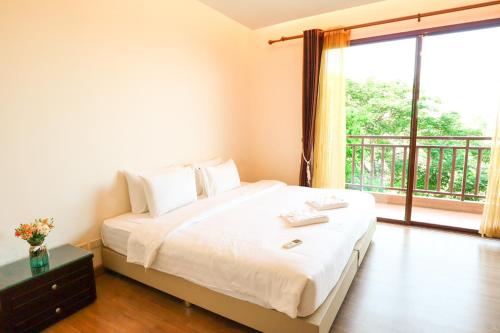 En eller flere senge i et værelse på Pattaya City Resort by Harmony