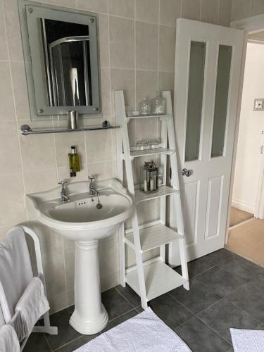 A bathroom at Birtley House Bed and Breakfast