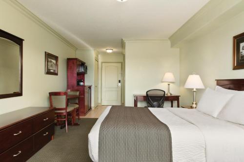 Кровать или кровати в номере Quality Inn & Suites