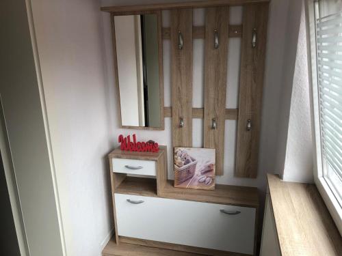 vestidor con espejo y tocador en Strandnest Büsum Apartments, en Büsum