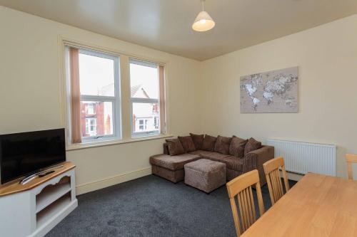 sala de estar con sofá y mesa en Cherry Property - Coconut Suite en Blackpool