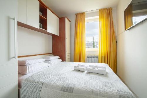 um quarto com uma cama grande com duas toalhas em Apartman Seka em Njivice