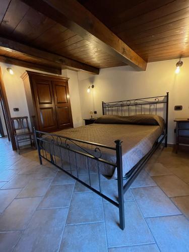 a bedroom with a metal bed in a room at La Vie En Rose in Fondi