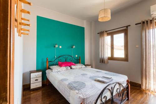 Posteľ alebo postele v izbe v ubytovaní Ta-So's apartments Stoupa Messinias
