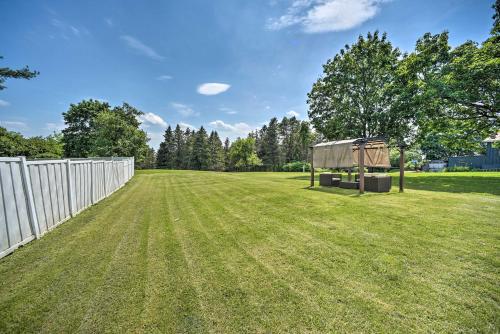Κήπος έξω από το Stylish Suburban Getaway, 10 Miles to Royal Mtn!