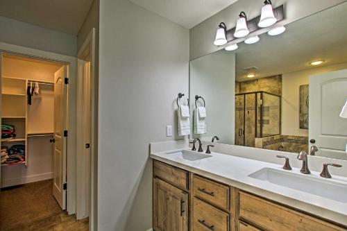 baño con 2 lavabos y espejo grande en Edgewater Townhome about 7 Mi to Snowbasin Resort, en Huntsville