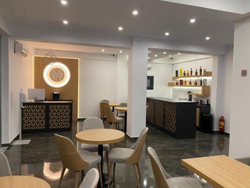 Hotel Medusa في سكالا برينوس: مطعم بطاولات وكراسي وكاونتر
