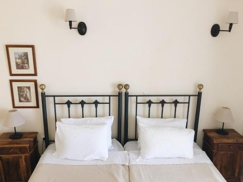 1 Schlafzimmer mit 2 Betten und weißen Kissen in der Unterkunft Gran Domenica Villa Corfu, Private Pool, Sea View, Garden in Nisaki