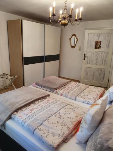 Ένα ή περισσότερα κρεβάτια σε δωμάτιο στο Ferienwohnung Tiroler Auszeit & Whirlpool
