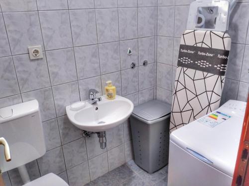 Kúpeľňa v ubytovaní Cheerful two bedroom cottage with panoramic view in Celina