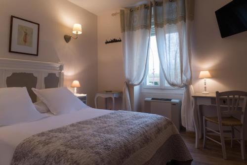 A bed or beds in a room at The Originals City, Hôtel du Parc, Avignon Est (Inter-Hotel)