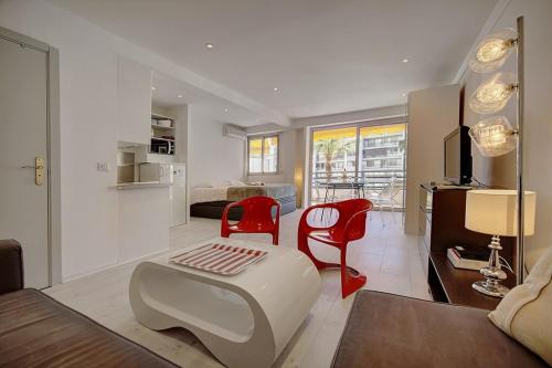 - un salon avec deux chaises rouges et un canapé dans l'établissement STUDIO MODERNE et LUMINEUX PROCHE CROISETTE A0B132, à Cannes