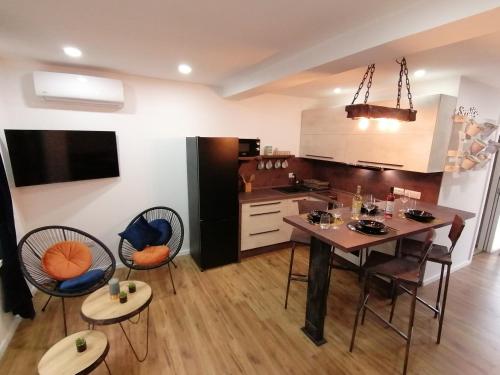 Televízia a/alebo spoločenská miestnosť v ubytovaní Apartmani Kiko