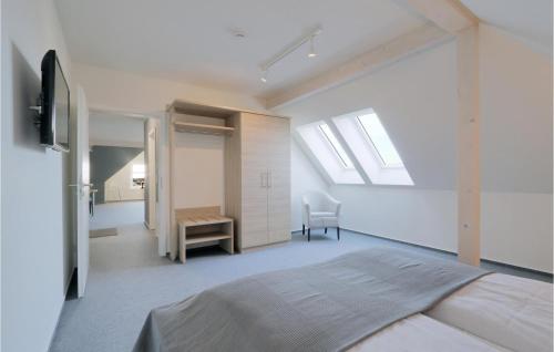 ダゲビュルにあるBeautiful Apartment In Dagebll With House Sea Viewの白いベッドルーム(ベッド1台、窓付)