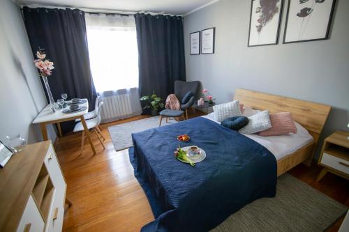 um quarto com uma cama com um prato de comida em Apartament Cicha em Rzeszów