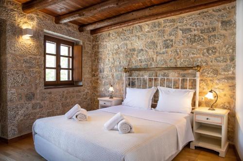 Un pat sau paturi într-o cameră la Trapela Areopolis, Boutique Hotel