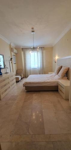 a large bedroom with a large bed and a window at ALANYA GOLD CİTY in Alanya