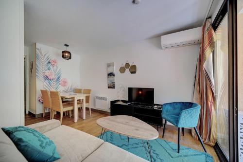 Upstays - 2 Rooms - Renovated - Pool - A C