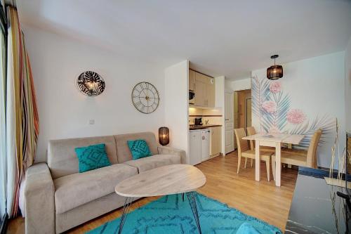 Upstays - 2 Rooms - Renovated - Pool - A C