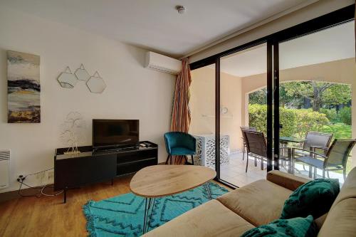un salon avec un canapé et une table dans l'établissement IMMOGROOM - 2 Rooms - Renovated - Pool - AC - Parking - Garden, à Cannes