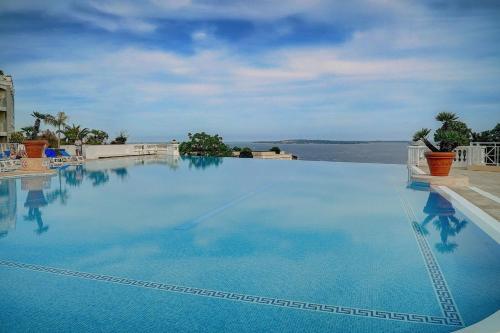 Upstays - 2 Rooms - Renovated - Pool - A C