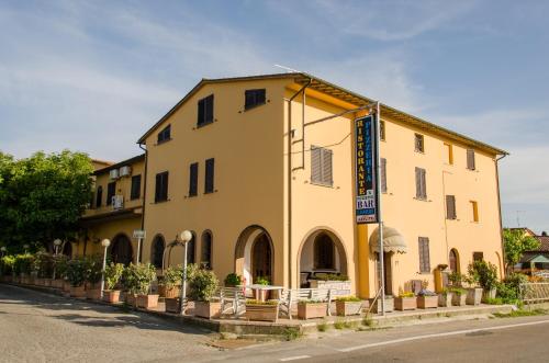 a yellow building on the side of a street at Il Pozzetto in Ravigliano