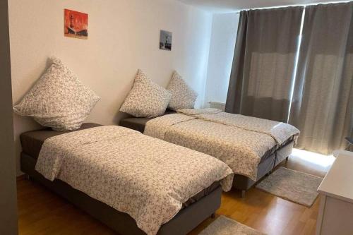 A bed or beds in a room at Beste Lage in Rostock: 2-Zimmerwohnung mit Balkon im 1.OG