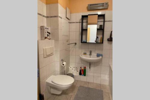 A bathroom at Beste Lage in Rostock: 2-Zimmerwohnung mit Balkon im 1.OG