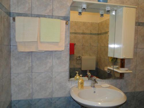 un baño con lavabo y espejo en VEDRAN, en Labin