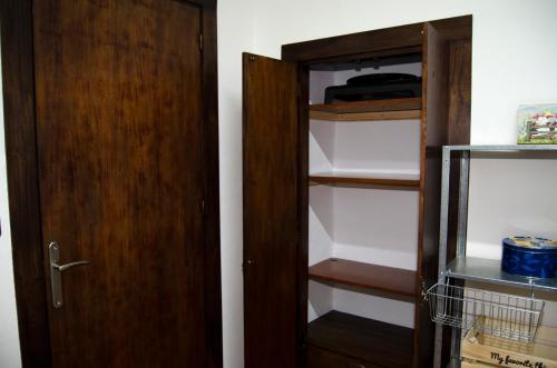 a closet with a wooden door next to a room at Zapata Home in Alhaurín de la Torre
