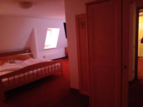 a bedroom with two beds and a window at Weisskugel gasthof in Malles Venosta