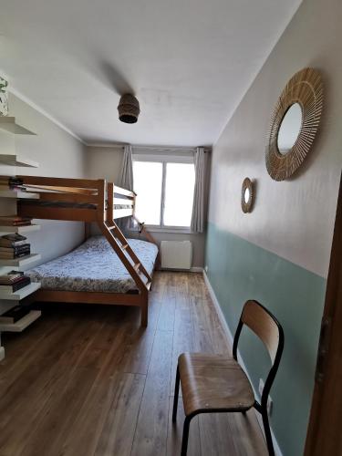 - une chambre avec 2 lits superposés et une chaise dans l'établissement Toulon centre ancien proche gare et départ Corse- 5 pers - FREEWIFI - AC, à Toulon