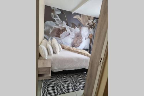 ein Schlafzimmer mit einem Bett mit Tieren an der Wand in der Unterkunft Koena Court (Unit 2) - With Uncapped Fiber Wi-Fi in Midrand