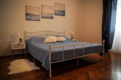 Ένα ή περισσότερα κρεβάτια σε δωμάτιο στο Apartman Gulliver in the center, 10 meters from the sea with private parking in natural shade