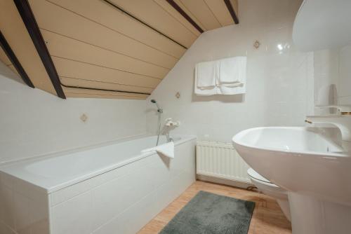 Ein Badezimmer in der Unterkunft Garni Hotel Miklič