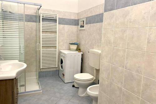 a bathroom with a toilet and a sink and a shower at Borgio Verezzi, Mare, Natura e Relax in Borgio Verezzi