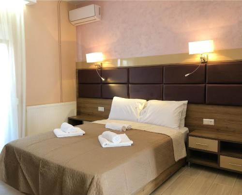 - une chambre avec un lit et 2 serviettes dans l'établissement Villa Lemar, à Sarti