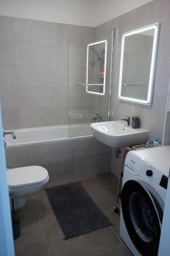 Ένα μπάνιο στο GNG Apartment